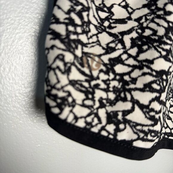 lululemon athletica Speed Short Ice Breaker White Black | 4 - Picture 3 of 10